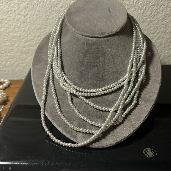 Flirty grayish white faux pearl necklace with a fabulous magnetic clasp - Picture 1 of 4